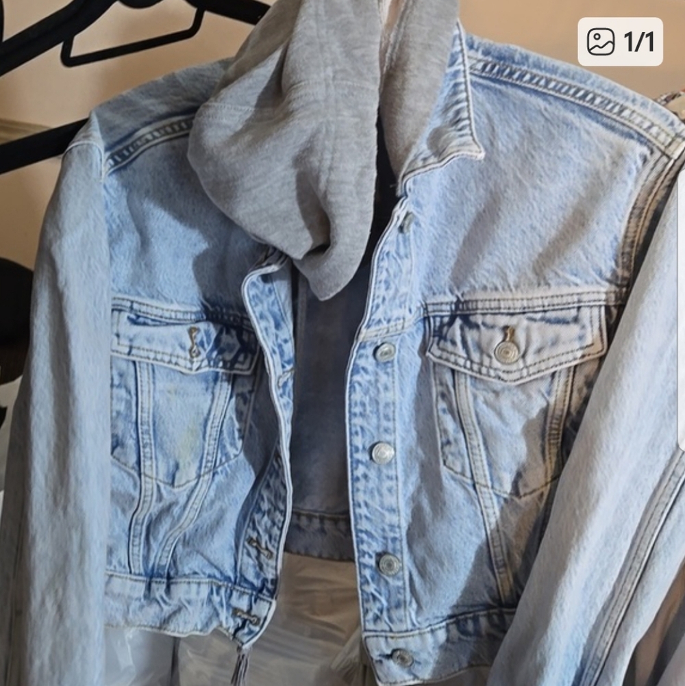🍁🌺🌹We The Free denim cropped jacket with attached hood